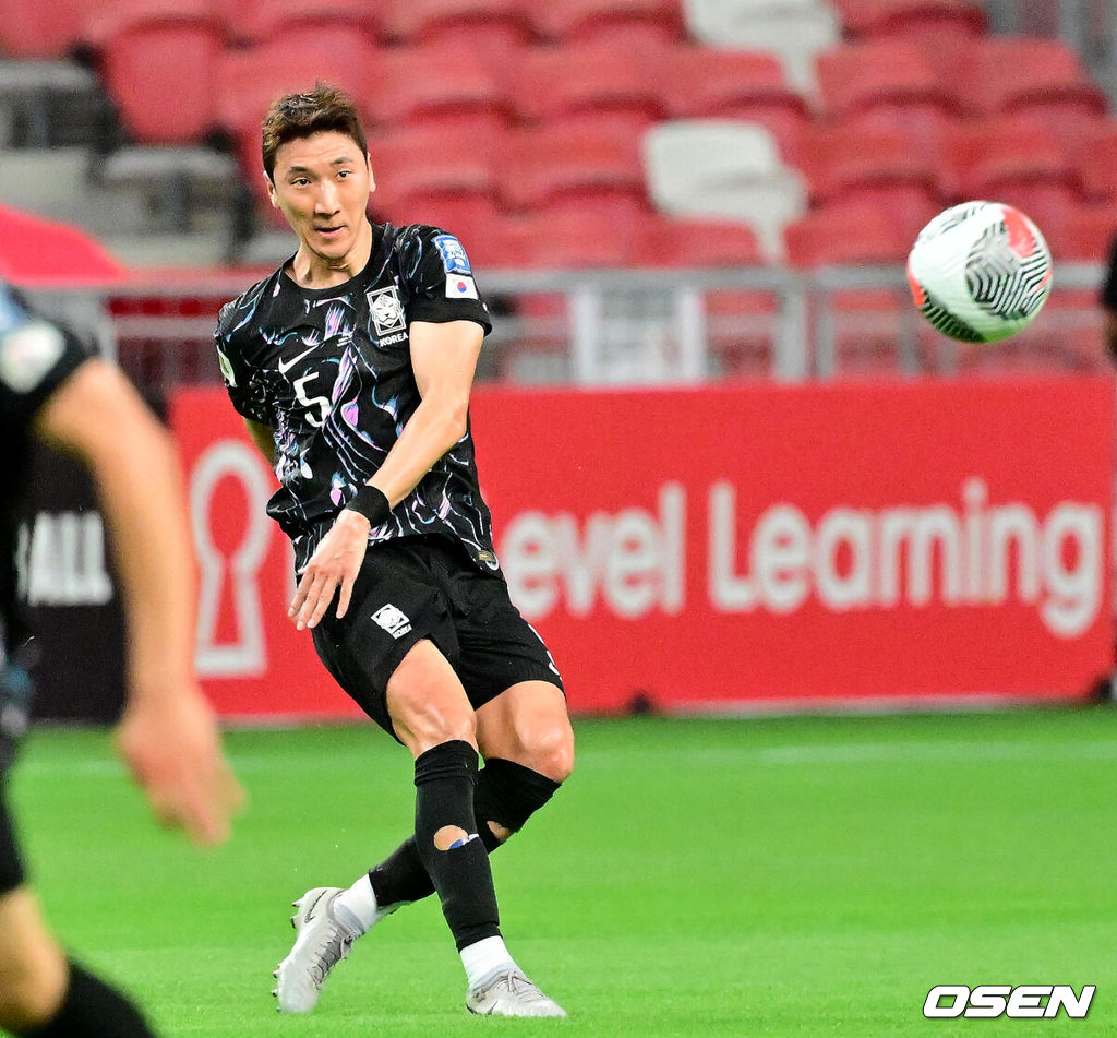 김도훈 임시감독이 이끄는 대한민국과 싱가포르의 2026 FIFA 북중미 월드컵 아시아 2차 예선 C조 5차전이 6일(한국시간) 오후 9시 싱가포르 칼랑에 위치한 싱가포르 더 내셔널 스타디움에서 열렸다.각 조 1・2위에 3차 예선 진출 자격이 주어지는 가운데 한국은 싱가포르와 5차전에서 비기기만 해도 11일 중국과 6차전 경기 결과와 상관없이 3차 예선행을 확정한다. 심지어 5차전에서 한국이 패해도 태국이 승점을 챙기지 못한다면 3차 예선으로 향할 수 있다.전반 대한민국 정우영이 패스를 하고 있다. 2024.06.06 /cej@osen.co.kr