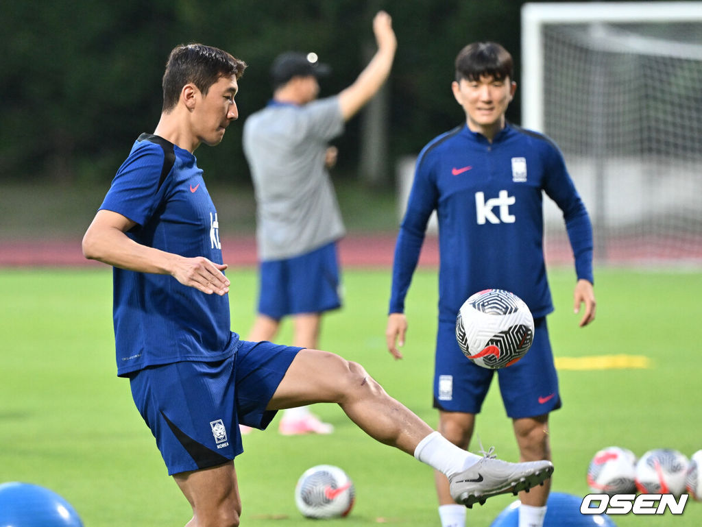 김도훈 임시 감독이 이끄는 한국 축구대표팀은 4일(이하 한국시간) 오후 8시부터 싱가포르 비샨에 위치한 비샨 스타디움에서 2026 국제축구연맹(FIFA) 북중미 월드컵 아시아 2차 예선 C조 5차전 싱가포르와 맞대결을 앞두고 현지 훈련에 나섰다.한국과 싱가포르의 경기는 오는 6일 오후 9시 싱가포르 더 내셔널 스타디움에서 킥오프 한다.한국 축구대표팀 정우영이 훈련을 하고 있다. 2024.06.04 / cej@osen.co.kr