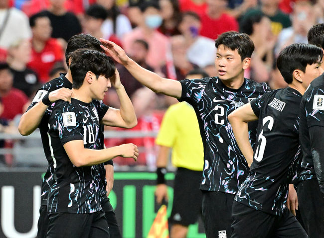 김도훈 임시감독이 이끄는 대한민국과 싱가포르의 2026 FIFA 북중미 월드컵 아시아 2차 예선 C조 5차전이 6일(한국시간) 오후 9시 싱가포르 칼랑에 위치한 싱가포르 더 내셔널 스타디움에서 열렸다.각 조 1・2위에 3차 예선 진출 자격이 주어지는 가운데 한국은 싱가포르와 5차전에서 비기기만 해도 11일 중국과 6차전 경기 결과와 상관없이 3차 예선행을 확정한다. 심지어 5차전에서 한국이 패해도 태국이 승점을 챙기지 못한다면 3차 예선으로 향할 수 있다.전반 대한민국 이강인이 선제골을 성공시키고 황재원의 축하를 받고 있다. 2024.06.06 /cej@osen.co.kr