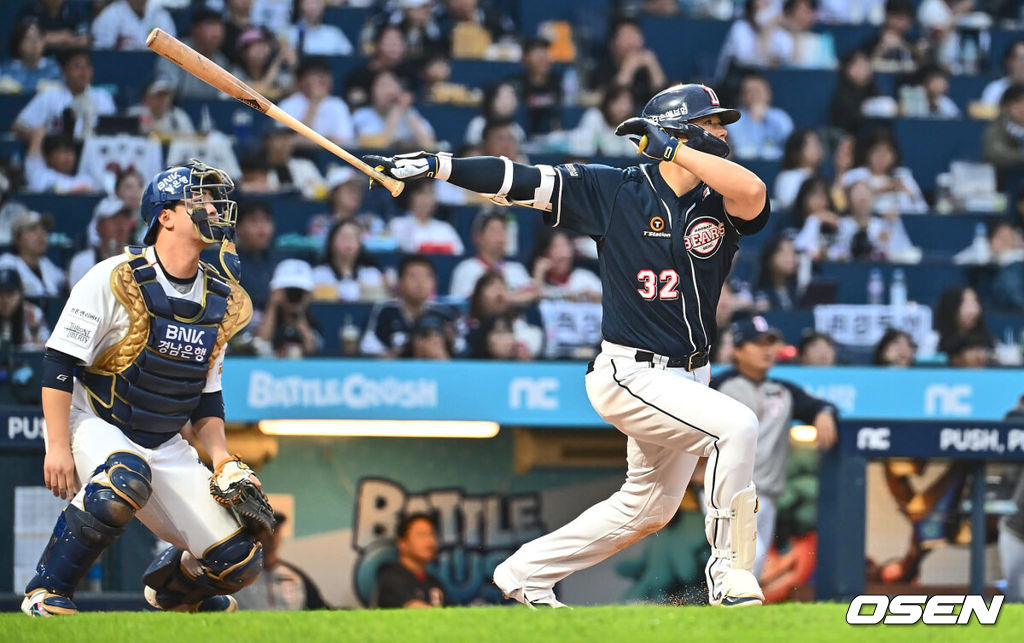 6일 창원NC파크에서 2024 신한 SOL 뱅크 KBO 리그 NC 다이노스와 두산 베어스의 경기가 열렸다. 2게임 연속 연장 승부끝에 역전패 당한 홈팀 NC는 임상현, 이승엽 감독의 2게임 연속 퇴장에도 역전승을 올리며 스윕을 노리는 원정팀 두산은 브랜든을 선발로 내세웠다.두산 베어스 김재환이 7회초 2사 1,2루 우중월 3점 홈런을 치고 있다. 2024.06.06 / foto0307@osen.co.kr