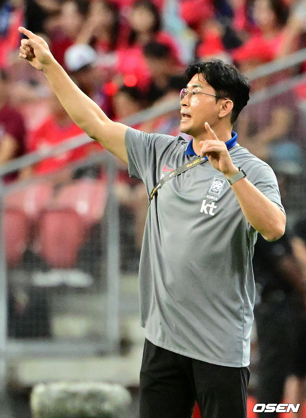 김도훈 임시감독이 이끄는 대한민국과 싱가포르의 2026 FIFA 북중미 월드컵 아시아 2차 예선 C조 5차전이 6일(한국시간) 오후 9시 싱가포르 칼랑에 위치한 싱가포르 더 내셔널 스타디움에서 열렸다.각 조 1・2위에 3차 예선 진출 자격이 주어지는 가운데 한국은 싱가포르와 5차전에서 비기기만 해도 11일 중국과 6차전 경기 결과와 상관없이 3차 예선행을 확정한다. 심지어 5차전에서 한국이 패해도 태국이 승점을 챙기지 못한다면 3차 예선으로 향할 수 있다.전반 대한민국 김도훈 감독이 작전을 지시하고 있다. 2024.06.06 /cej@osen.co.kr