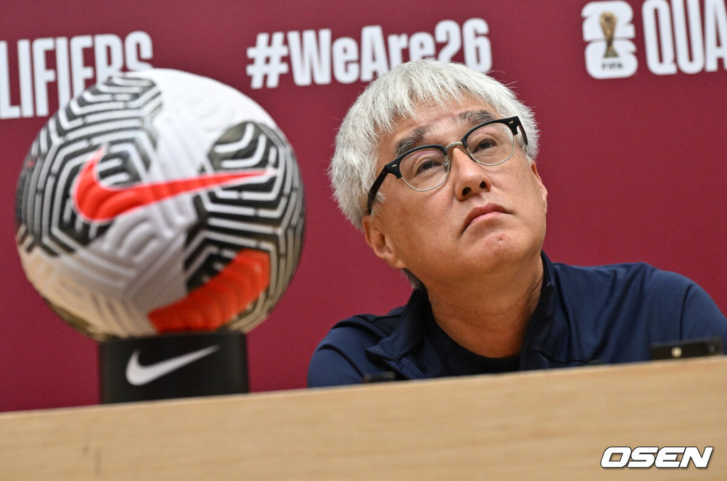 5일(이하 한국시간) 오후 싱가포르 칼랑에 위치한 싱가포르 내셔털 스타디움에서 2026 국제축구연맹(FIFA) 북중미 월드컵 아시아 2차 예선 C조 5차전 한국과 싱가포르전 공식 기자회견이 열렸다.한국과 싱가포르의 경기는 오는 6일 오후 9시 싱가포르 더 내셔널 스타디움에서 킥오프 한다.싱가포르 국가대표팀 오구라 쓰토무 감독이 취재진과 질의응답 시간을 갖고 있다. 2024.06.05 / cej@osen.co.kr