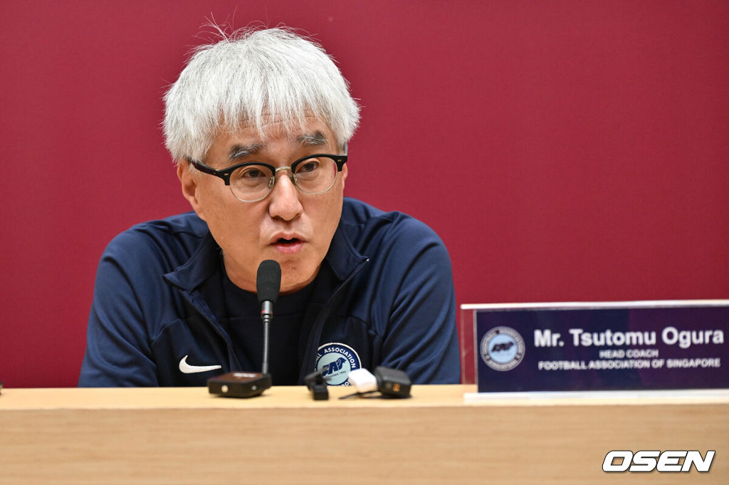5일(이하 한국시간) 오후 싱가포르 칼랑에 위치한 싱가포르 내셔털 스타디움에서 2026 국제축구연맹(FIFA) 북중미 월드컵 아시아 2차 예선 C조 5차전 한국과 싱가포르전 공식 기자회견이 열렸다.한국과 싱가포르의 경기는 오는 6일 오후 9시 싱가포르 더 내셔널 스타디움에서 킥오프 한다.싱가포르 국가대표팀 오구라 쓰토무 감독이 취재진과 질의응답 시간을 갖고 있다. 2024.06.05 / cej@osen.co.kr