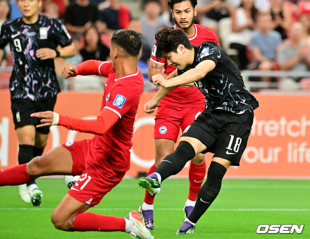 김도훈 임시감독이 이끄는 대한민국과 싱가포르의 2026 FIFA 북중미 월드컵 아시아 2차 예선 C조 5차전이 6일(한국시간) 오후 9시 싱가포르 칼랑에 위치한 싱가포르 더 내셔널 스타디움에서 열렸다.각 조 1・2위에 3차 예선 진출 자격이 주어지는 가운데 한국은 싱가포르와 5차전에서 비기기만 해도 11일 중국과 6차전 경기 결과와 상관없이 3차 예선행을 확정한다. 심지어 5차전에서 한국이 패해도 태국이 승점을 챙기지 못한다면 3차 예선으로 향할 수 있다.전반 대한민국 이강인이 선제골을 성공시키고 있다. 2024.06.06 /cej@osen.co.kr