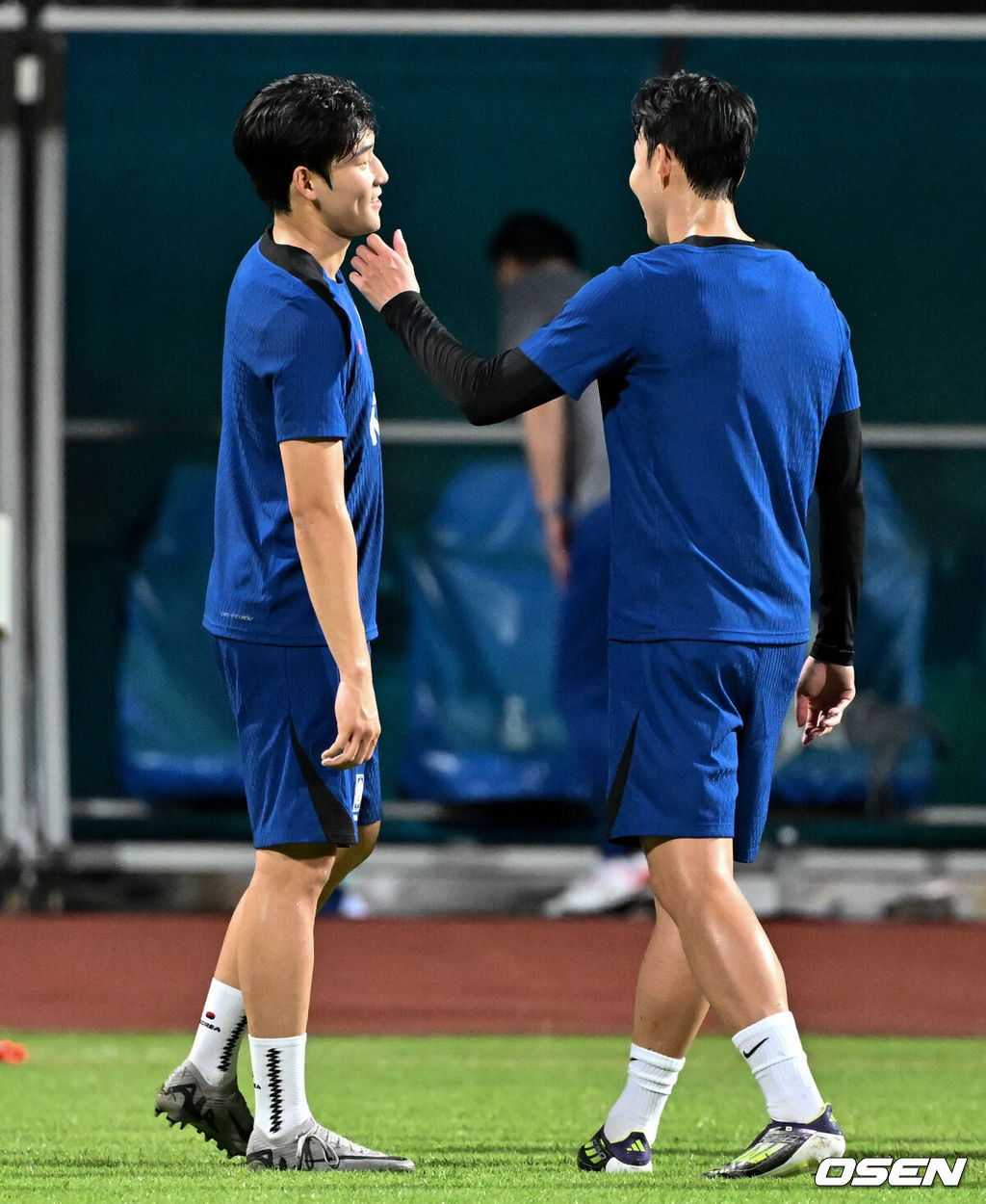 김도훈 임시 감독이 이끄는 한국 축구대표팀은 3일(이하 한국시간) 오후 8시부터 싱가포르 비샨에 위치한 비샨 스타디움에서 2026 국제축구연맹(FIFA) 북중미 월드컵 아시아 2차 예선 C조 5차전 싱가포르와 맞대결을 앞두고 첫 현지 훈련에 나섰다.한국과 싱가포르의 경기는 오는 6일 오후 9시 싱가포르 더 내셔널 스타디움에서 킥오프 한다.한국 축구대표팀 배준호가 손흥민과 대화하고 있다. 2024.06.03 / cej@osen.co.kr