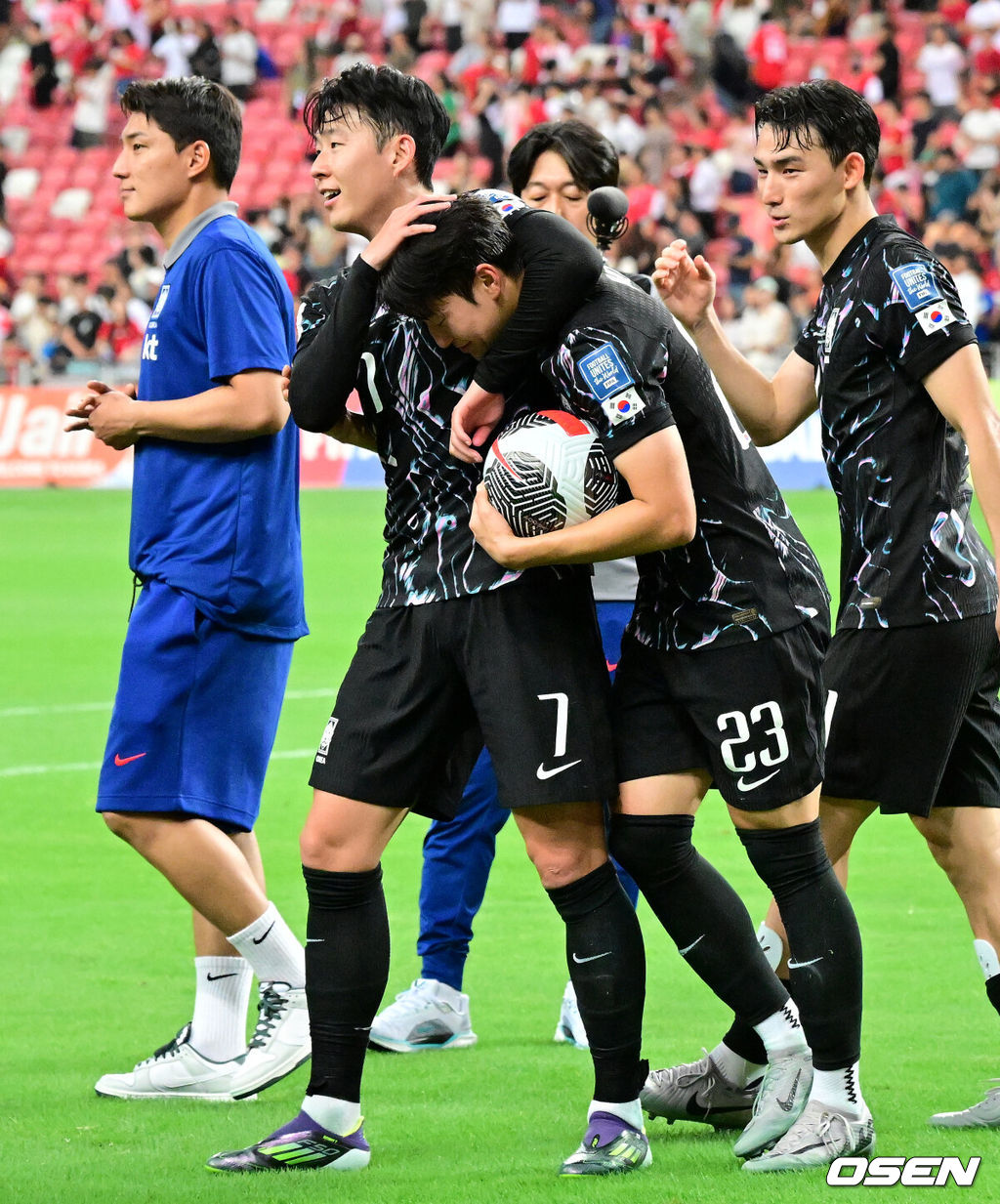 김도훈 임시 감독이 이끄는 국제축구연맹(FIFA) 23위 한국 축구대표팀은 6일(한국시간) 오후 9시 싱가포르 칼랑에 위치한 싱가포르 더 내셔널 스타디움에서 열린 싱가포르(155위)와 2026 FIFA 북중미 월드컵 아시아 2차 예선 C조 5차전에서 7-0 대승을 거뒀다.이로써 한국은 4승 1무(승점 13)로 조 1위 자리를 굳게 지키며 3차 예선 진출을 조기에 확정했다. 한국은 한층 더 가벼운 마음으로 오는 11일 홈에서 열리는 중국전을 치를 수 있게 됐다.후반 대한민국 손흥민이 골을 성공시킨 배준호를 축하하고 있다. 2024.06.06 /cej@osen.co.kr