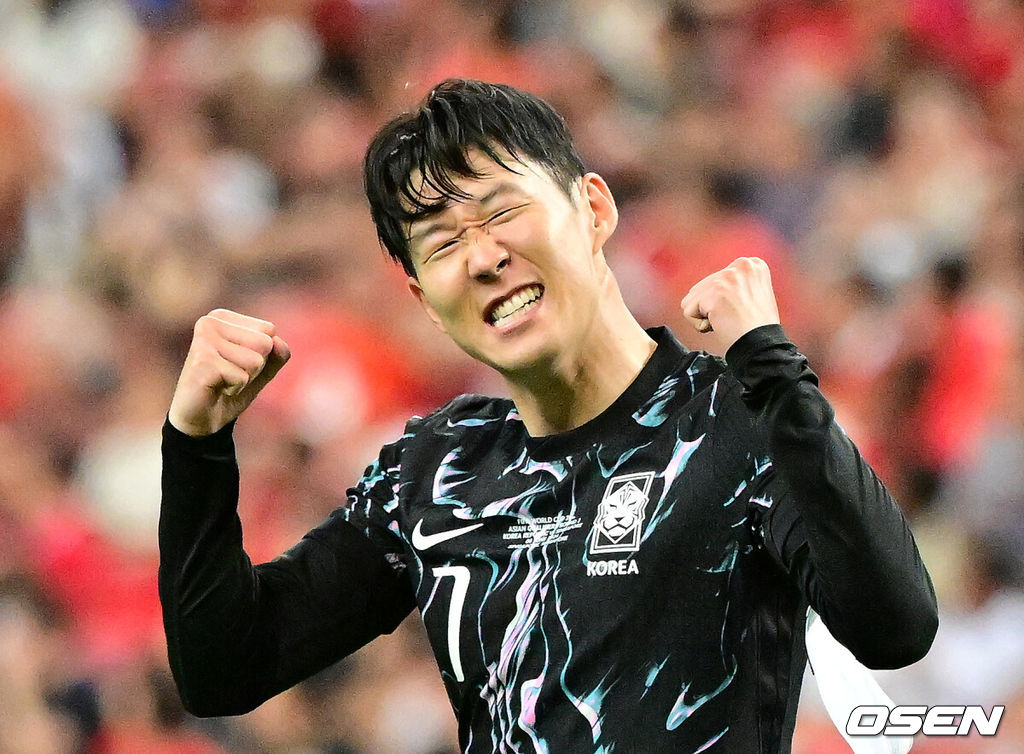 김도훈 임시감독이 이끄는 대한민국과 싱가포르의 2026 FIFA 북중미 월드컵 아시아 2차 예선 C조 5차전이 6일(한국시간) 오후 9시 싱가포르 칼랑에 위치한 싱가포르 더 내셔널 스타디움에서 열렸다.각 조 1・2위에 3차 예선 진출 자격이 주어지는 가운데 한국은 싱가포르와 5차전에서 비기기만 해도 11일 중국과 6차전 경기 결과와 상관없이 3차 예선행을 확정한다. 심지어 5차전에서 한국이 패해도 태국이 승점을 챙기지 못한다면 3차 예선으로 향할 수 있다.후반 대한민국 손흥민이 골을 성공시키고 환호하고 있다. 2024.06.06 /cej@osen.co.kr