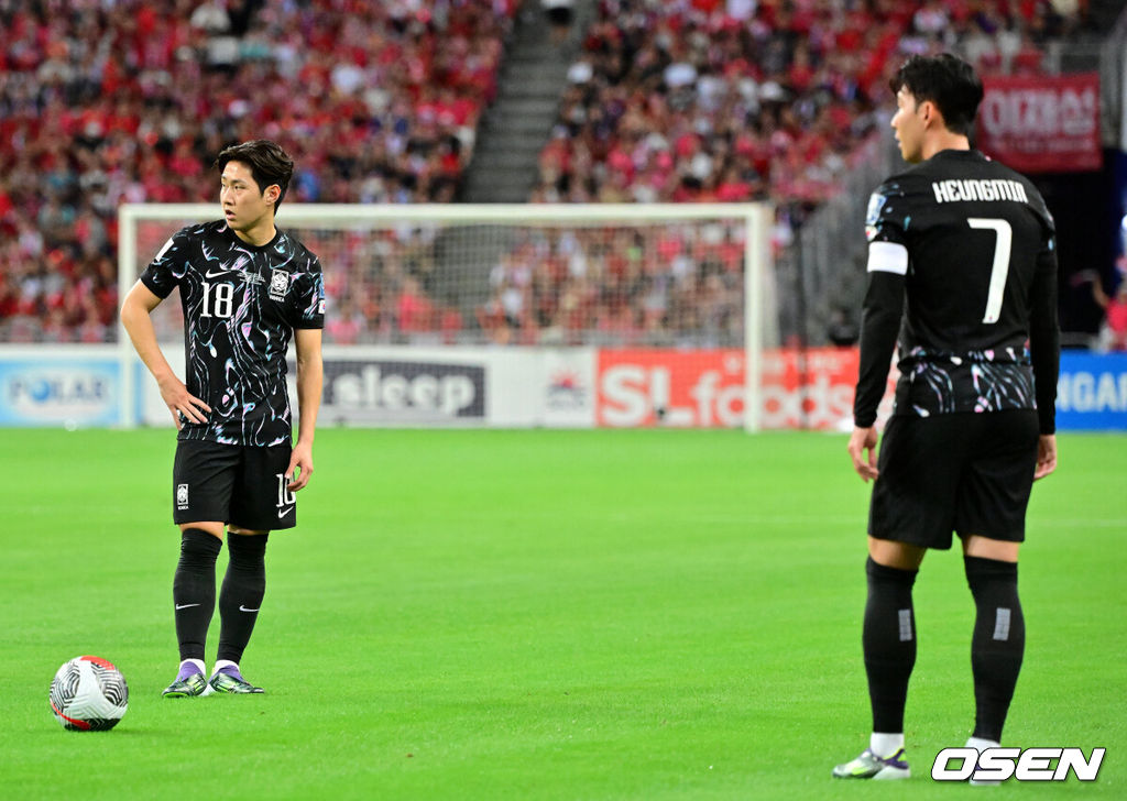 김도훈 임시감독이 이끄는 대한민국과 싱가포르의 2026 FIFA 북중미 월드컵 아시아 2차 예선 C조 5차전이 6일(한국시간) 오후 9시 싱가포르 칼랑에 위치한 싱가포르 더 내셔널 스타디움에서 열렸다.각 조 1・2위에 3차 예선 진출 자격이 주어지는 가운데 한국은 싱가포르와 5차전에서 비기기만 해도 11일 중국과 6차전 경기 결과와 상관없이 3차 예선행을 확정한다. 심지어 5차전에서 한국이 패해도 태국이 승점을 챙기지 못한다면 3차 예선으로 향할 수 있다.전반 대한민국 이강인과 손흥민이 프리킥을 준비하고 있다. 2024.06.06 /cej@osen.co.kr