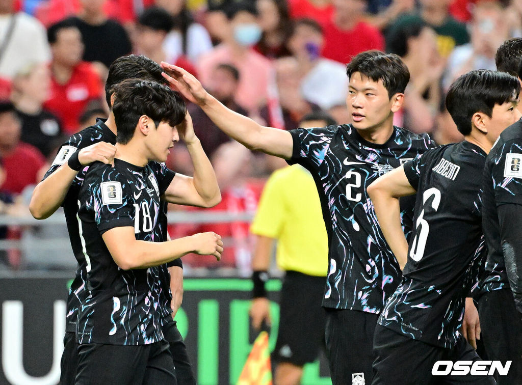 김도훈 임시감독이 이끄는 대한민국과 싱가포르의 2026 FIFA 북중미 월드컵 아시아 2차 예선 C조 5차전이 6일(한국시간) 오후 9시 싱가포르 칼랑에 위치한 싱가포르 더 내셔널 스타디움에서 열렸다.각 조 1・2위에 3차 예선 진출 자격이 주어지는 가운데 한국은 싱가포르와 5차전에서 비기기만 해도 11일 중국과 6차전 경기 결과와 상관없이 3차 예선행을 확정한다. 심지어 5차전에서 한국이 패해도 태국이 승점을 챙기지 못한다면 3차 예선으로 향할 수 있다.전반 대한민국 이강인이 선제골을 성공시키고 황재원의 축하를 받고 있다. 2024.06.06 /cej@osen.co.kr