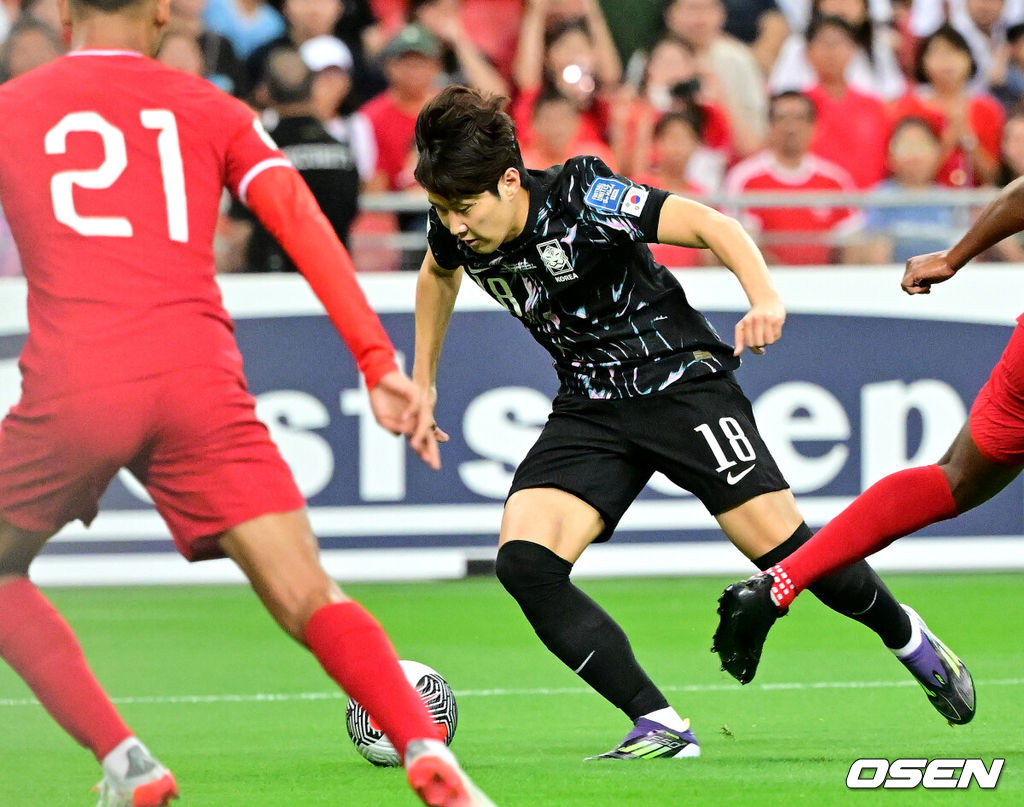 김도훈 임시감독이 이끄는 대한민국과 싱가포르의 2026 FIFA 북중미 월드컵 아시아 2차 예선 C조 5차전이 6일(한국시간) 오후 9시 싱가포르 칼랑에 위치한 싱가포르 더 내셔널 스타디움에서 열렸다.각 조 1・2위에 3차 예선 진출 자격이 주어지는 가운데 한국은 싱가포르와 5차전에서 비기기만 해도 11일 중국과 6차전 경기 결과와 상관없이 3차 예선행을 확정한다. 심지어 5차전에서 한국이 패해도 태국이 승점을 챙기지 못한다면 3차 예선으로 향할 수 있다.전반 대한민국 이강인이 드리블 돌파를 하고 있다. 2024.06.06 /cej@osen.co.kr