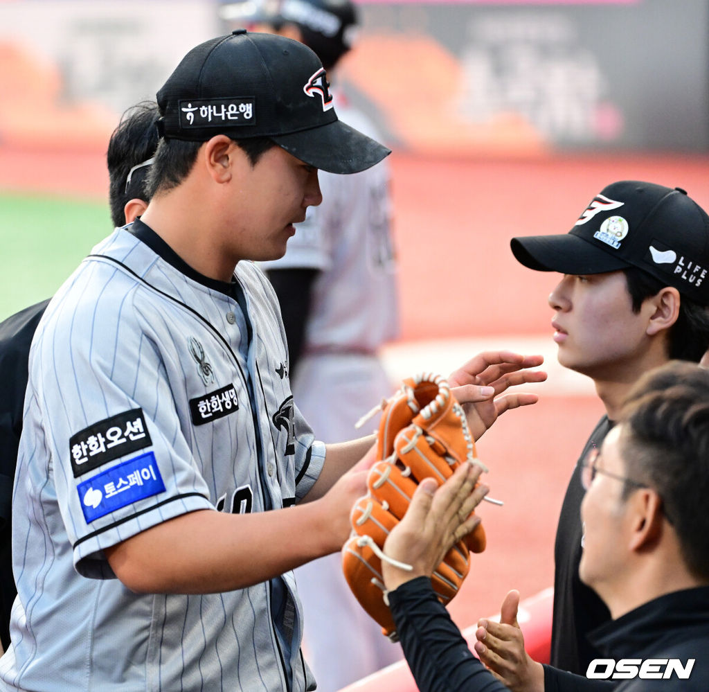 7회말 동점 위기를 넘긴 한화 김규연이 동료선수들과 기뻐하고 있다. 2024.06.06 / jpnews@osen.co.kr