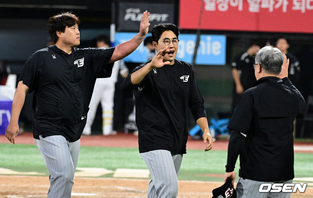 경기를 마치고 한화 김경문 감독이 류현진, 채은성과 승리 하이파이브를 하고 있다. 2024.06.06 / jpnews@osen.co.kr