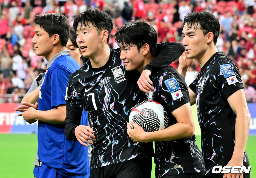 김도훈 임시 감독이 이끄는 국제축구연맹(FIFA) 23위 한국 축구대표팀은 6일(한국시간) 오후 9시 싱가포르 칼랑에 위치한 싱가포르 더 내셔널 스타디움에서 열린 싱가포르(155위)와 2026 FIFA 북중미 월드컵 아시아 2차 예선 C조 5차전에서 7-0 대승을 거뒀다.이로써 한국은 4승 1무(승점 13)로 조 1위 자리를 굳게 지키며 3차 예선 진출을 조기에 확정했다. 한국은 한층 더 가벼운 마음으로 오는 11일 홈에서 열리는 중국전을 치를 수 있게 됐다.후반 대한민국 손흥민이 골을 성공시킨 배준호를 축하하고 있다. 2024.06.06 /cej@osen.co.kr