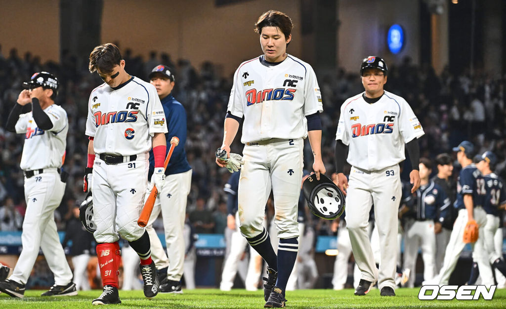 6일 창원NC파크에서 2024 신한 SOL 뱅크 KBO 리그 NC 다이노스와 두산 베어스의 경기가 열렸다. 2게임 연속 연장 승부끝에 역전패 당한 홈팀 NC는 임상현, 이승엽 감독의 2게임 연속 퇴장에도 역전승을 올리며 스윕을 노리는 원정팀 두산은 브랜든을 선발로 내세웠다.NC 다이노스 선수들이 두산 베어스에 4-8 스윕패 당하고 아쉬워하고 있다. 2024.06.06 / foto0307@osen.co.kr