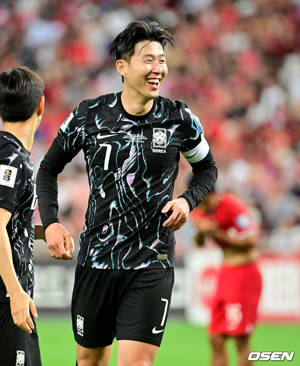 김도훈 임시 감독이 이끄는 국제축구연맹(FIFA) 23위 한국 축구대표팀은 6일(한국시간) 오후 9시 싱가포르 칼랑에 위치한 싱가포르 더 내셔널 스타디움에서 열린 싱가포르(155위)와 2026 FIFA 북중미 월드컵 아시아 2차 예선 C조 5차전에서 7-0 대승을 거뒀다.이로써 한국은 4승 1무(승점 13)로 조 1위 자리를 굳게 지키며 3차 예선 진출을 조기에 확정했다. 한국은 한층 더 가벼운 마음으로 오는 11일 홈에서 열리는 중국전을 치를 수 있게 됐다.후반 대한민국 손흥민이 골을 성공시키고 환호하고 있다. 2024.06.06 /cej@osen.co.kr