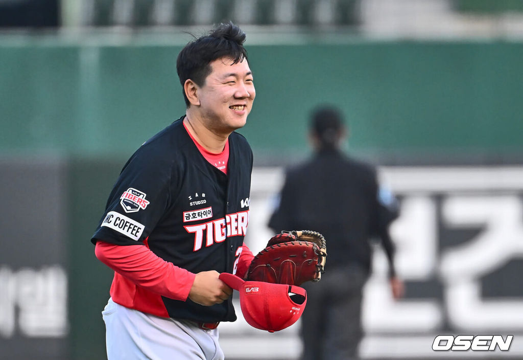 23일 부산 사직야구장에서 2024 신한 SOL 뱅크 KBO 리그 롯데 자이언츠와 KIA 타이거즈의 경기가 열렸다. 위닝시리즈를 달성한 롯데는 윌커슨을 내세워 스윕승을 도전하고 루징시리즈를 당한 KIA는 김사윤이 시즌 2번째 선발 등판한다.KIA 타이거즈 이우성이 1회초 2사 2,3루 우익수 왼쪽에 떨어지는 2타점 안타를 치고 이닝 교체때 활짝 웃고 있다. 2024.05.23 / foto0307@osen.co.kr