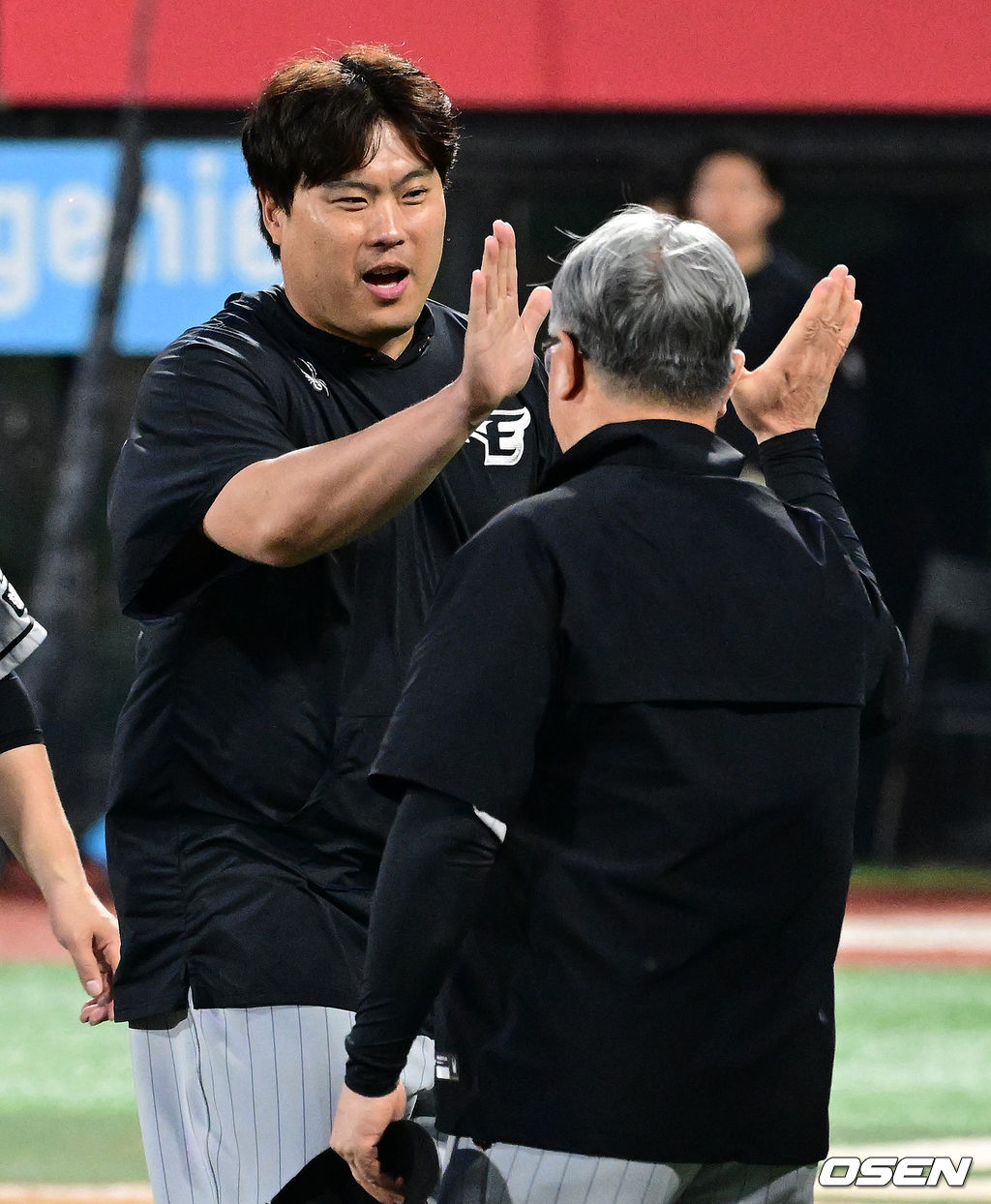 프로야구 한화 이글스가 KT 위즈와 3연전을 싹쓸이 했다. 경기를 마치고 한화 김경문 감독이 류현진과 승리 하이파이브를 하고 있다. 2024.06.06 / jpnews@osen.co.kr