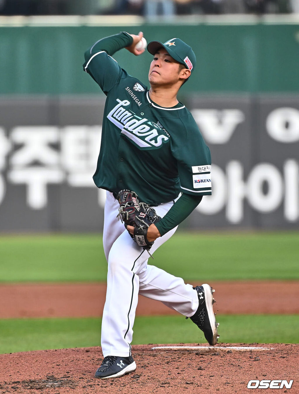 7일 부산 사직야구장에서 2024 신한 SOL 뱅크 KBO 리그 롯데 자이언츠와 SSG 랜더스의 경기가 열렸다. 홈팀 롯데는 이민석이 데뷔 첫 선발승에 도전하고 원정팀 SSG는 지난 1일 키움과의 데뷔전에서 첫 승리를 챙긴 시라카와가 선발로 출전한다.SSG 랜더스 선발 투수 시라카와가 역투하고 있다. 2024.06.07 / foto0307@osen.co.kr