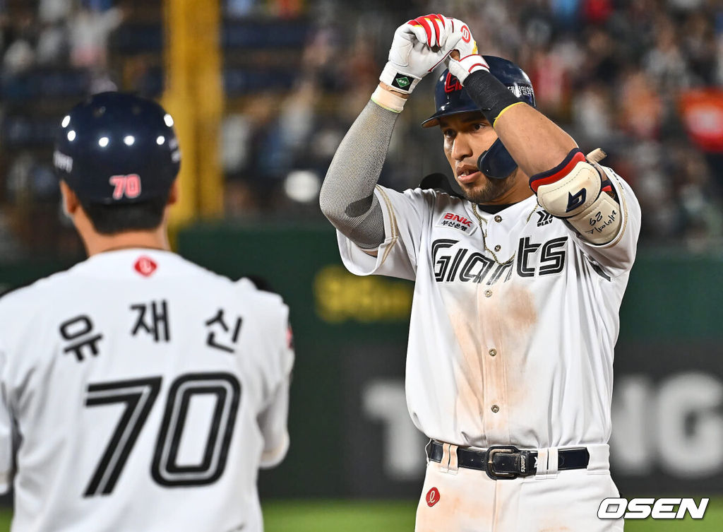 7일 부산 사직야구장에서 2024 신한 SOL 뱅크 KBO 리그 롯데 자이언츠와 SSG 랜더스의 경기가 열렸다. 홈팀 롯데는 이민석이 데뷔 첫 선발승에 도전하고 원정팀 SSG는 지난 1일 키움과의 데뷔전에서 첫 승리를 챙긴 시라카와가 선발로 출전한다.롯데 자이언츠 레이예스가 6회말 무사 만루 2타점 좌익수 앞 안타를 치고 세리머리를 하고 있다. 2024.06.07 / foto0307@osen.co.kr