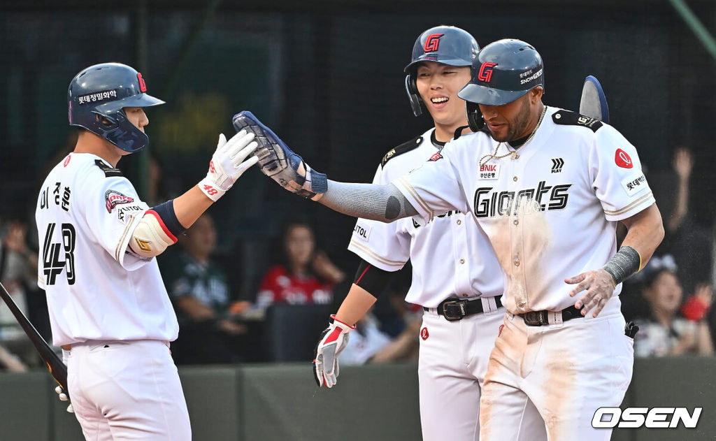 7일 부산 사직야구장에서 2024 신한 SOL 뱅크 KBO 리그 롯데 자이언츠와 SSG 랜더스의 경기가 열렸다. 홈팀 롯데는 이민석이 데뷔 첫 선발승에 도전하고 원정팀 SSG는 지난 1일 키움과의 데뷔전에서 첫 승리를 챙긴 시라카와가 선발로 출전한다.롯데 자이언츠 레이예스가 1회말 1사 1,3루 나승엽의 우익수 오른쪽 1타점 안타 후 우익수 포구 실책을 틈타 득점을 올린 후 고승민과 기쁨을 나누고 있다. 2024.06.07 / foto0307@osen.co.kr