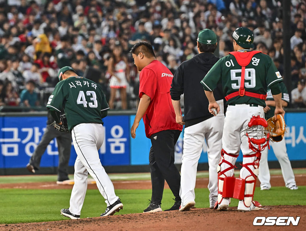 7일 부산 사직야구장에서 2024 신한 SOL 뱅크 KBO 리그 롯데 자이언츠와 SSG 랜더스의 경기가 열렸다. 홈팀 롯데는 이민석이 데뷔 첫 선발승에 도전하고 원정팀 SSG는 지난 1일 키움과의 데뷔전에서 첫 승리를 챙긴 시라카와가 선발로 출전한다.SSG 랜더스 시라카와가 2회말 3실점하고 교체되고 있다. 2024.06.07 / foto0307@osen.co.kr