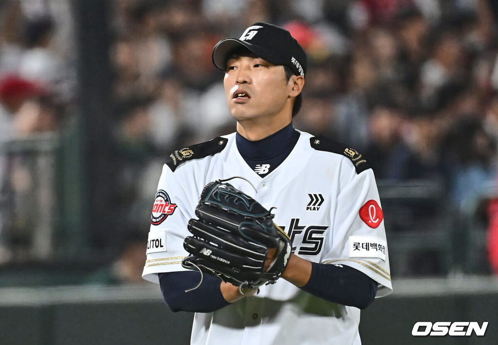 7일 부산 사직야구장에서 2024 신한 SOL 뱅크 KBO 리그 롯데 자이언츠와 SSG 랜더스의 경기가 열렸다. 홈팀 롯데는 이민석이 데뷔 첫 선발승에 도전하고 원정팀 SSG는 지난 1일 키움과의 데뷔전에서 첫 승리를 챙긴 시라카와가 선발로 출전한다.롯데 자이언츠 구승민이 7회초 2사 1루 SSG 랜더스 최정을 좌익수 플라이로 잡고 기뻐하고 있다. 2024.06.07 / foto0307@osen.co.kr