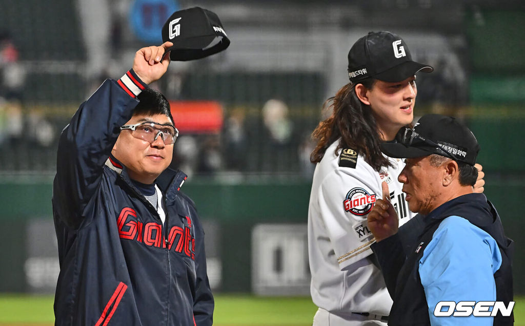 7일 부산 사직야구장에서 2024 신한 SOL 뱅크 KBO 리그 롯데 자이언츠와 SSG 랜더스의 경기가 열렸다. 홈팀 롯데는 이민석이 데뷔 첫 선발승에 도전하고 원정팀 SSG는 지난 1일 키움과의 데뷔전에서 첫 승리를 챙긴 시라카와가 선발로 출전한다.롯데 자이언츠 김태형 감독이 SSG 랜더스를 11-7로 이기고 8위로 올라 서며 팬들에게 인사를 하고 있다. 2024.06.07 / foto0307@osen.co.kr