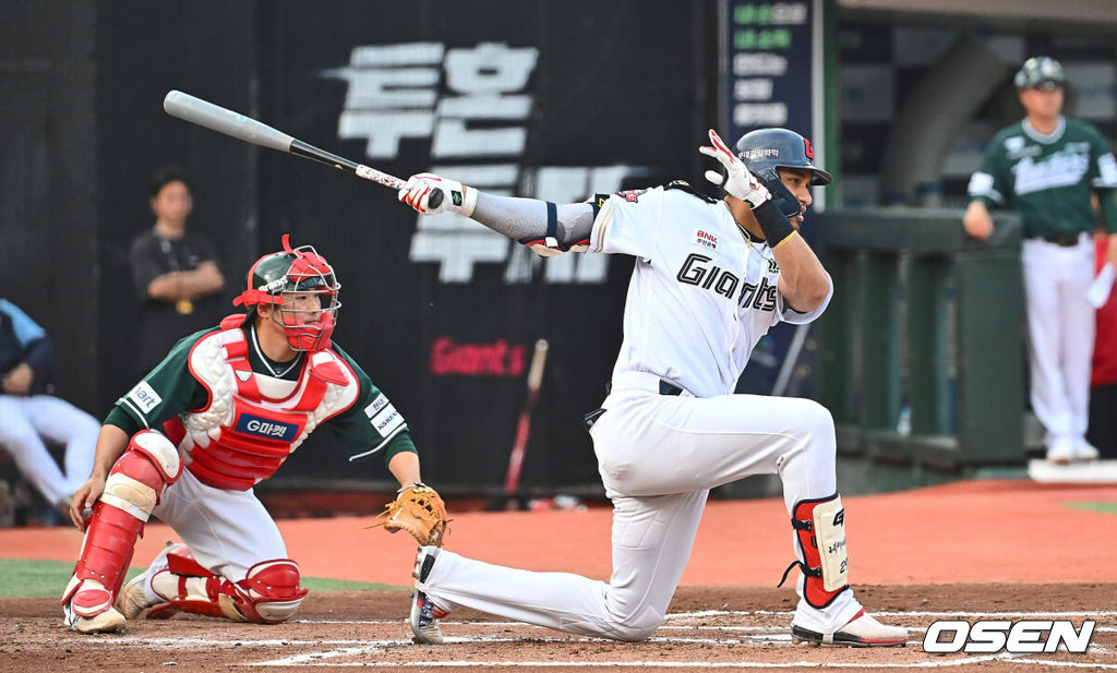 7일 부산 사직야구장에서 2024 신한 SOL 뱅크 KBO 리그 롯데 자이언츠와 SSG 랜더스의 경기가 열렸다. 홈팀 롯데는 이민석이 데뷔 첫 선발승에 도전하고 원정팀 SSG는 지난 1일 키움과의 데뷔전에서 첫 승리를 챙긴 시라카와가 선발로 출전한다.롯데 자이언츠 레이예스가 1회말 1사 1,2루 중견수 오른쪽 1타점 안타를 치고 있다. 2024.06.07 / foto0307@osen.co.kr