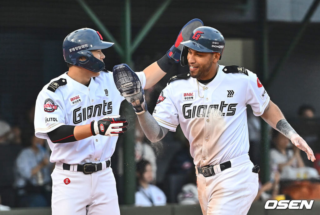 7일 부산 사직야구장에서 2024 신한 SOL 뱅크 KBO 리그 롯데 자이언츠와 SSG 랜더스의 경기가 열렸다. 홈팀 롯데는 이민석이 데뷔 첫 선발승에 도전하고 원정팀 SSG는 지난 1일 키움과의 데뷔전에서 첫 승리를 챙긴 시라카와가 선발로 출전한다.롯데 자이언츠 레이예스가 1회말 1사 1,3루 나승엽의 우익수 오른쪽 1타점 안타 후 우익수 포구 실책을 틈타 득점을 올린 후 고승민과 기쁨을 나누고 있다. 2024.06.07 / foto0307@osen.co.kr