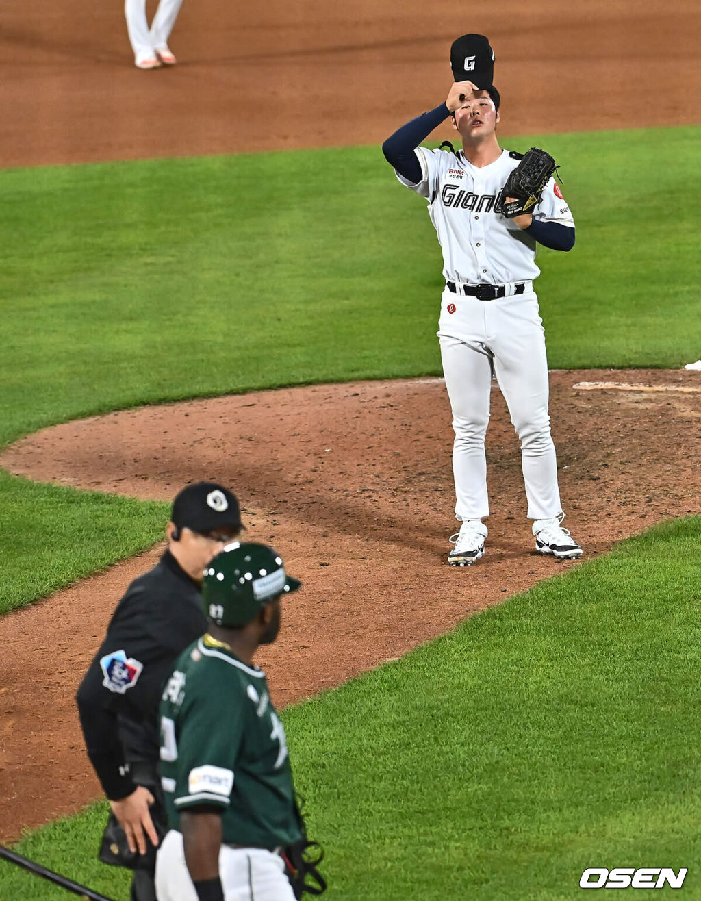 7일 부산 사직야구장에서 2024 신한 SOL 뱅크 KBO 리그 롯데 자이언츠와 SSG 랜더스의 경기가 열렸다. 홈팀 롯데는 이민석이 데뷔 첫 선발승에 도전하고 원정팀 SSG는 지난 1일 키움과의 데뷔전에서 첫 승리를 챙긴 시라카와가 선발로 출전한다.롯데 자이언츠 전미르가 6회초 2사 1루 SSG 랜더스 에레디아에게 몸에 맞는 볼을 던지고 답답한 듯한 표정으로 바라보고 있다. 2024.06.07 / foto0307@osen.co.kr