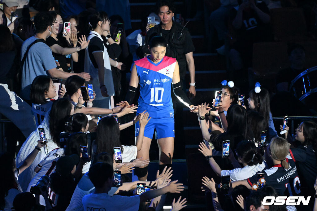 7일 오후 서울 잠실 실내체육관에서 '김연경 초청 세계 여자배구 올스타전(KYK Invitational 2024)’이 열렸다.'김연경 초청 세계 여자배구 올스타전'(KYK Invitational 2024)은 김연경의 국가대표 은퇴를 기념하기 위해 대한배구협회가 주최하고, 라이언앳과 주식회사 넥스트크리에이티브가 공동으로 주관한다.경기에 앞서 김연경이 입장하며 팬들과 하이파이브를 하고 있다. 2024.06.08 /sunday@osen.co.kr