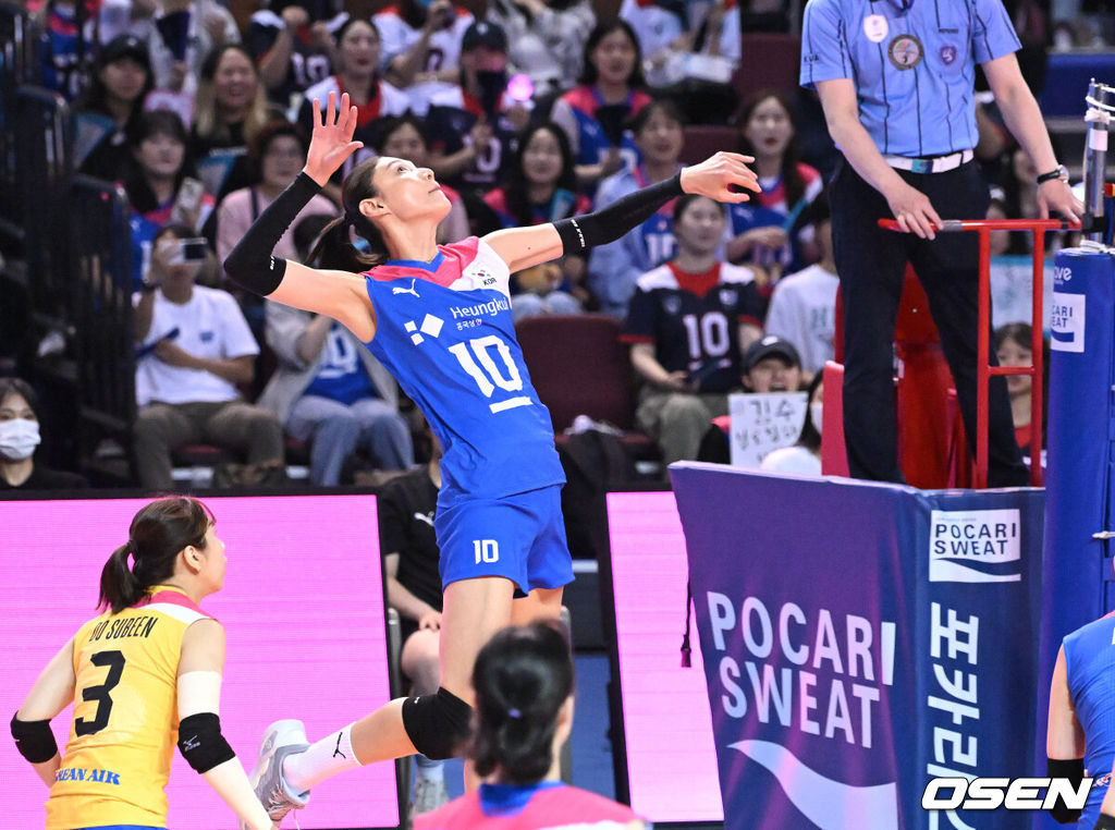 7일 오후 서울 잠실 실내체육관에서 '김연경 초청 세계 여자배구 올스타전(KYK Invitational 2024)’이 열렸다.'김연경 초청 세계 여자배구 올스타전'(KYK Invitational 2024)은 김연경의 국가대표 은퇴를 기념하기 위해 대한배구협회가 주최하고, 라이언앳과 주식회사 넥스트크리에이티브가 공동으로 주관한다.1세트 김연경이 공격을 시도하고 있다. 2024.06.08 /sunday@osen.co.kr