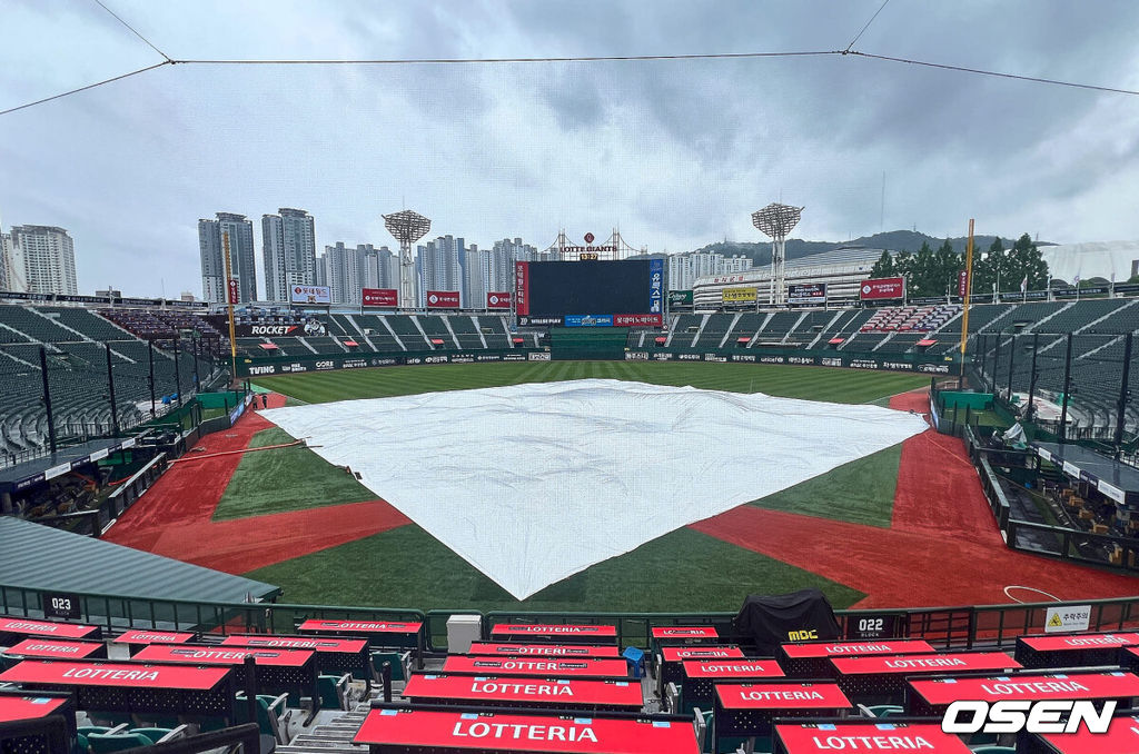 8일 부산 사직야구장에서 2024 신한 SOL 뱅크 KBO 리그 롯데 자이언츠와 SSG 랜더스의 경기가 열린다. 주말 3연전 첫 승리를 거머쥔 롯데는 안경 에이스 박세웅을 선발로, SSG는 열흘 휴식을 취하고 돌아온 김광현을 선발로 내세운다.오후 들어 굵어진 빗줄기로 사직야구장에 방수포가 덮여 있다. 2024.06.08 / foto0307@osen.co.kr