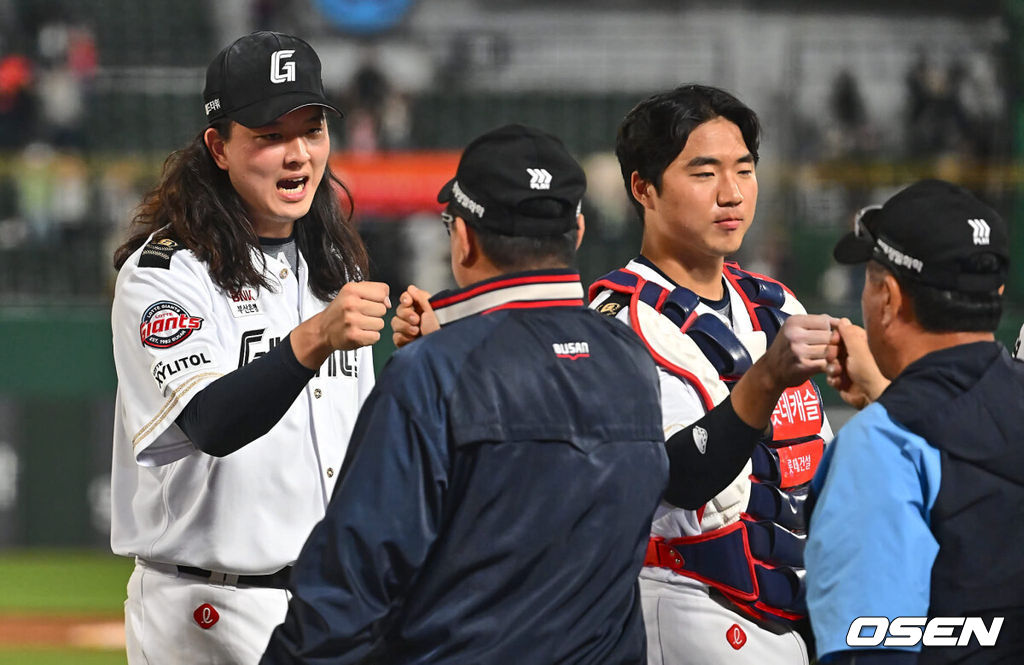 7일 부산 사직야구장에서 2024 신한 SOL 뱅크 KBO 리그 롯데 자이언츠와 SSG 랜더스의 경기가 열렸다. 홈팀 롯데는 이민석이 데뷔 첫 선발승에 도전하고 원정팀 SSG는 지난 1일 키움과의 데뷔전에서 첫 승리를 챙긴 시라카와가 선발로 출전한다.롯데 자이언츠 김원중이 SSG 랜더스를 11-7로 이기고 8위로 올라 서며 김태형 감독과 기쁨을 나누고 있다. 2024.06.07 / foto0307@osen.co.kr