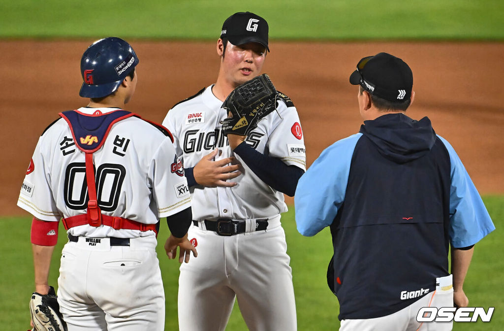 7일 부산 사직야구장에서 2024 신한 SOL 뱅크 KBO 리그 롯데 자이언츠와 SSG 랜더스의 경기가 열렸다. 홈팀 롯데는 이민석이 데뷔 첫 선발승에 도전하고 원정팀 SSG는 지난 1일 키움과의 데뷔전에서 첫 승리를 챙긴 시라카와가 선발로 출전한다.롯데 자이언츠 전미르가 6회초 2사 1루 SSG 랜더스 에레디아에게 몸에 맞는 볼을 던지고 교체되고 있다. 2024.06.07 / foto0307@osen.co.kr