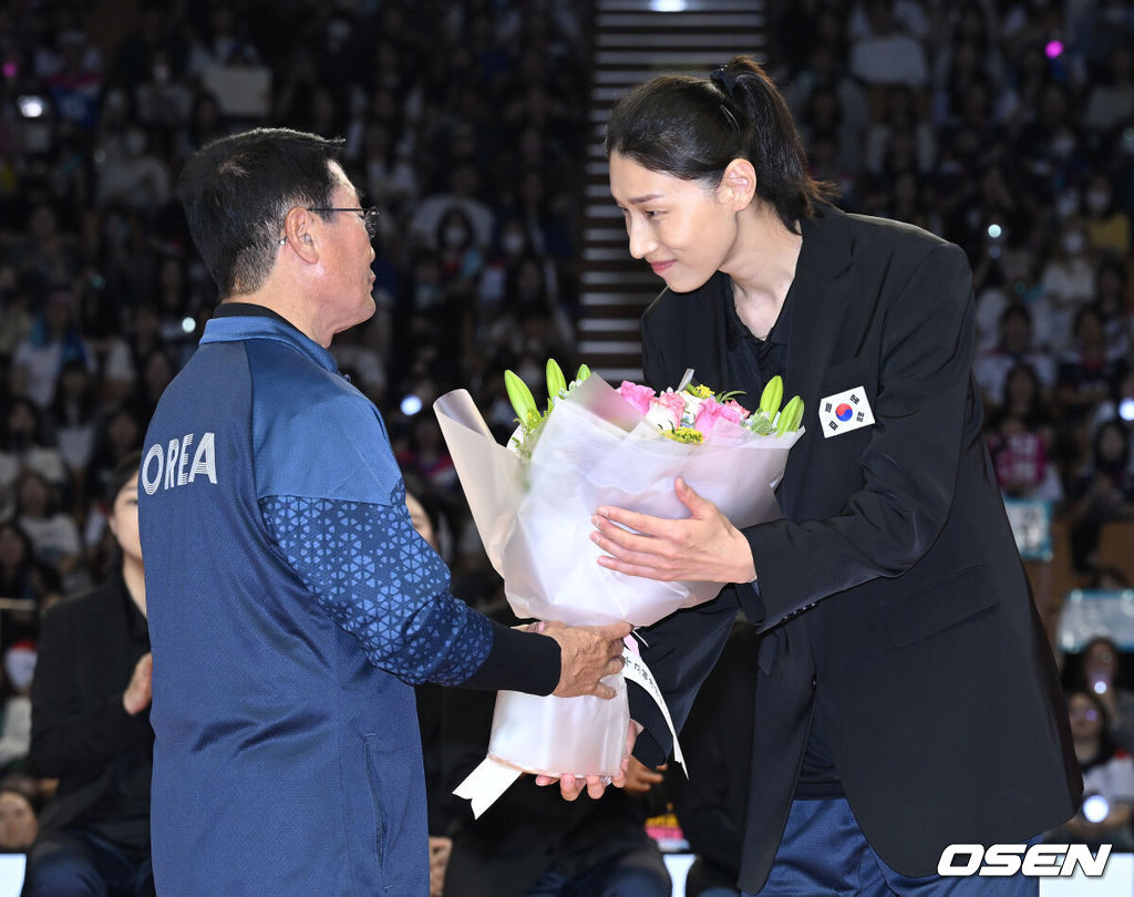 배구여제 흥국생명 핑크스파이더스 김연경(36)이 국가대표 은퇴경기를 승리로 장식했다. 김연경은 8일 서울 잠실실내체육관에서 열린 ‘KYK NVITATIONAL 2024’ 김연경 국가대표 은퇴경기에서 팀 대한민국 소속으로 출전해 70-60으로 승리했다. 경기 종료 후 진행된 국가대표 은퇴식에서 김연경이 김형실 감독에게 꽃다발을 받고 있다. 2024.06.08 /sunday@osen.co.kr