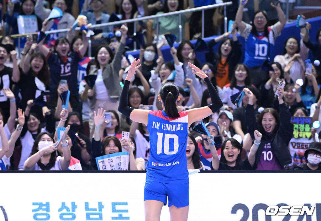 7일 오후 서울 잠실 실내체육관에서 '김연경 초청 세계 여자배구 올스타전(KYK Invitational 2024)’이 열렸다.'김연경 초청 세계 여자배구 올스타전'(KYK Invitational 2024)은 김연경의 국가대표 은퇴를 기념하기 위해 대한배구협회가 주최하고, 라이언앳과 주식회사 넥스트크리에이티브가 공동으로 주관한다.2세트 서브 에이스를 성공시킨 김연경이 환호하고 있다. 2024.06.08 /sunday@osen.co.kr