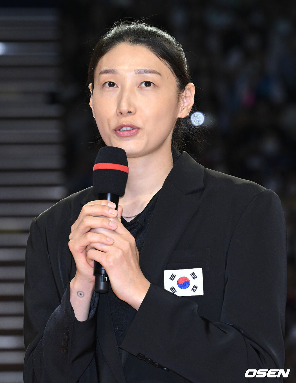 배구여제 흥국생명 핑크스파이더스 김연경(36)이 국가대표 은퇴경기를 승리로 장식했다. 김연경은 8일 서울 잠실실내체육관에서 열린 ‘KYK INVITATIONAL 2024’ 김연경 국가대표 은퇴경기에서 팀 대한민국 소속으로 출전해 70-60으로 승리했다. 경기 후 은퇴식에서 김연경이 소감을 말하고 있다. 2024.06.08 /sunday@osen.co.kr