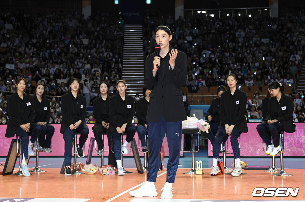 배구여제 흥국생명 핑크스파이더스 김연경(36)이 국가대표 은퇴경기를 승리로 장식했다. 김연경은 8일 서울 잠실실내체육관에서 열린 ‘KYK INVITATIONAL 2024’ 김연경 국가대표 은퇴경기에서 팀 대한민국 소속으로 출전해 70-60으로 승리했다. 경기 후 은퇴식에서 김연경이 소감을 말하고 있다. 2024.06.08 /sunday@osen.co.kr