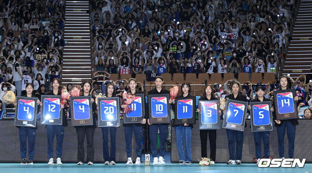 배구여제 흥국생명 핑크스파이더스 김연경(36)이 국가대표 은퇴경기를 승리로 장식했다. 김연경은 8일 서울 잠실실내체육관에서 열린 ‘KYK NVITATIONAL 2024’ 김연경 국가대표 은퇴경기에서 팀 대한민국 소속으로 출전해 70-60으로 승리했다. 경기 종료 후 진행된 국가대표 은퇴식에 참석한 김연경, 김수지, 양효진, 황연주, 김해란, 한송이, 김사니, 이숙자, 이효희, 임효숙, 한유미가 기념 촬영을 하고 있다. 2024.06.08 /sunday@osen.co.kr