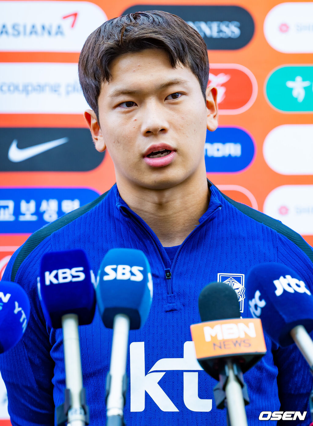 8일 오후 경기도 고양시의 고양종합운동장 주경기장에서 김도훈 임시 감독이 이끄는 한국 축구 대표팀이 오픈 트레이닝을 가졌다.싱가포르를 대파하고 2026 북중미 월드컵 아시아 3차 예선 진출을 확정한 축구 국가대표팀이 11일 중국전 준비에 나선다.대표팀 황재원이 그라운드 위에서 인터뷰를 하고 있다. 2024.06.08 / rumi@osen.co.kr