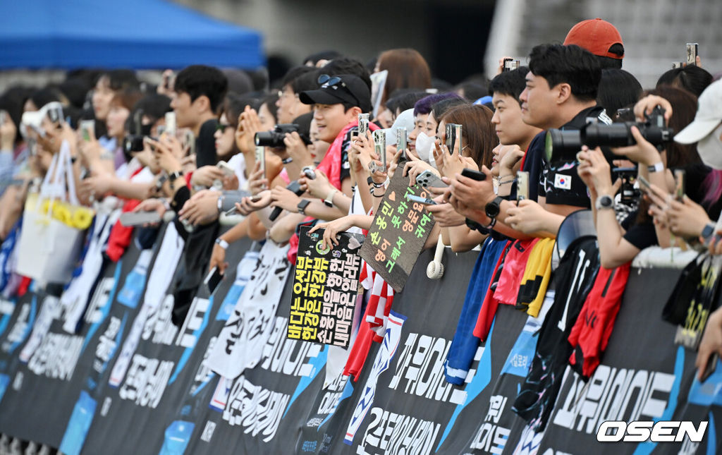 8일 오후 경기도 고양시의 고양종합운동장 주경기장에서 김도훈 임시 감독이 이끄는 한국 축구 대표팀이 오픈 트레이닝을 가졌다.싱가포르를 대파하고 2026 북중미 월드컵 아시아 3차 예선 진출을 확정한 축구 국가대표팀이 11일 중국전 준비에 나선다.축구팬들이 한국 축구대표팀 오픈 트레이닝을 바라보고 있다. 2024.06.08 / rumi@osen.co.kr