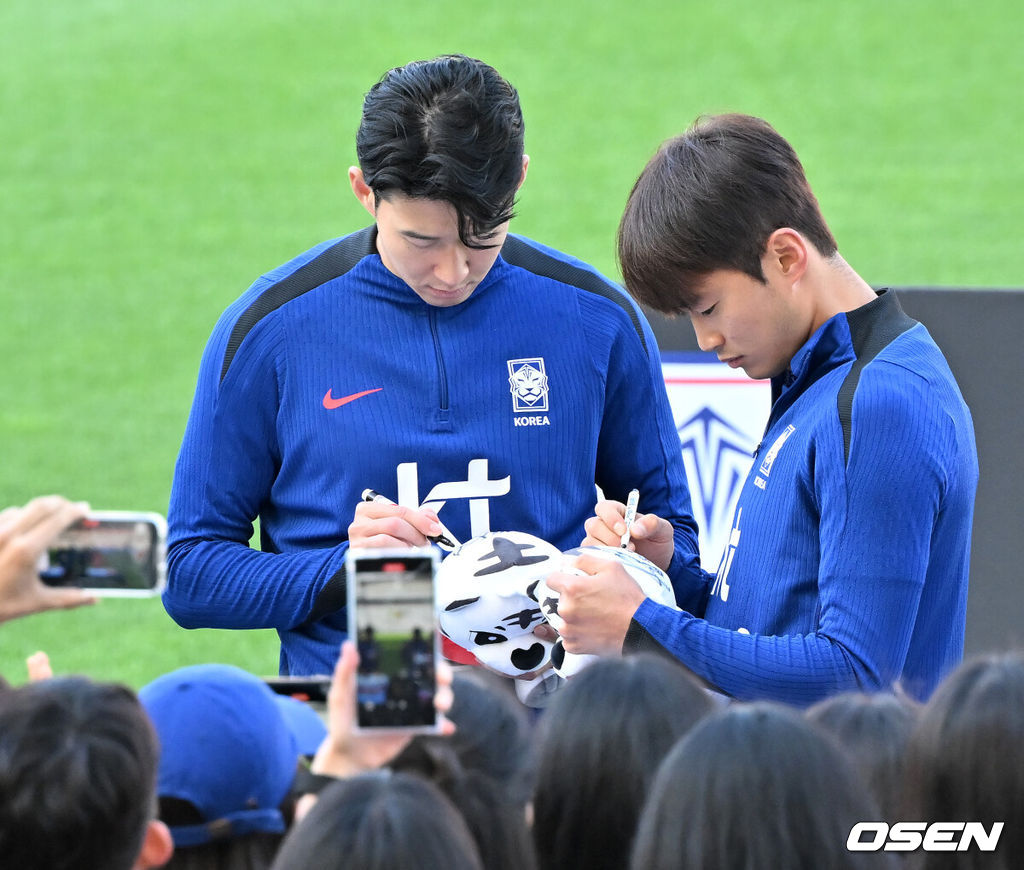 8일 오후 경기도 고양시의 고양종합운동장 주경기장에서 김도훈 임시 감독이 이끄는 한국 축구 대표팀이 오픈 트레이닝을 가졌다.싱가포르를 대파하고 2026 북중미 월드컵 아시아 3차 예선 진출을 확정한 축구 국가대표팀이 11일 중국전 준비에 나선다.한국 축구대표팀 손흥민, 김진수가 축구팬들을 위해 인형에 사인을 하고 있다. 2024.06.08 / rumi@osen.co.kr