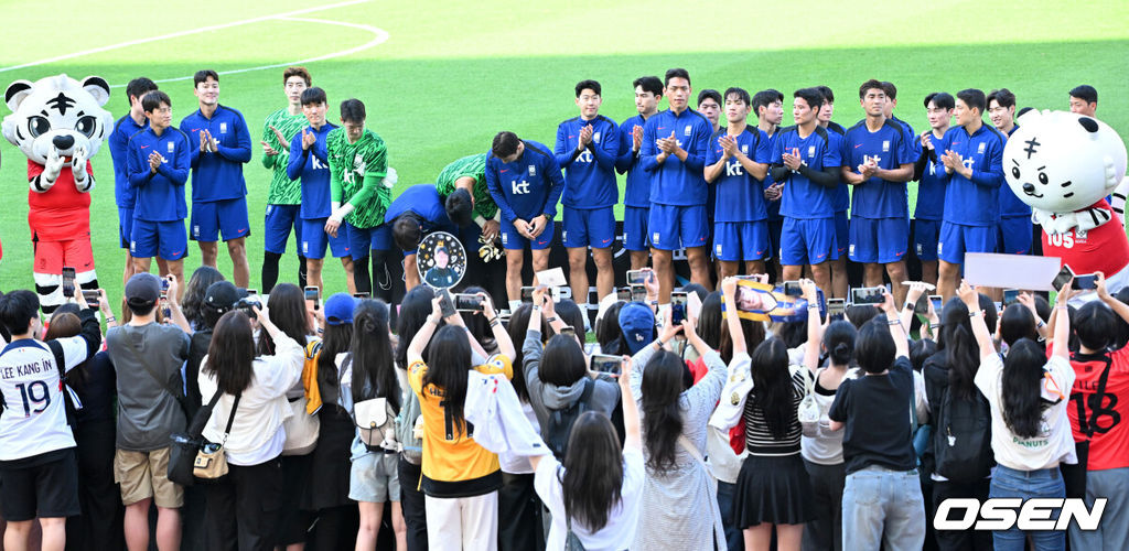 8일 오후 경기도 고양시의 고양종합운동장 주경기장에서 김도훈 임시 감독이 이끄는 한국 축구 대표팀이 오픈 트레이닝을 가졌다.싱가포르를 대파하고 2026 북중미 월드컵 아시아 3차 예선 진출을 확정한 축구 국가대표팀이 11일 중국전 준비에 나선다.한국 축구대표팀이 축구팬들을 향해 박수를 보내고 있다. 2024.06.08 / rumi@osen.co.kr