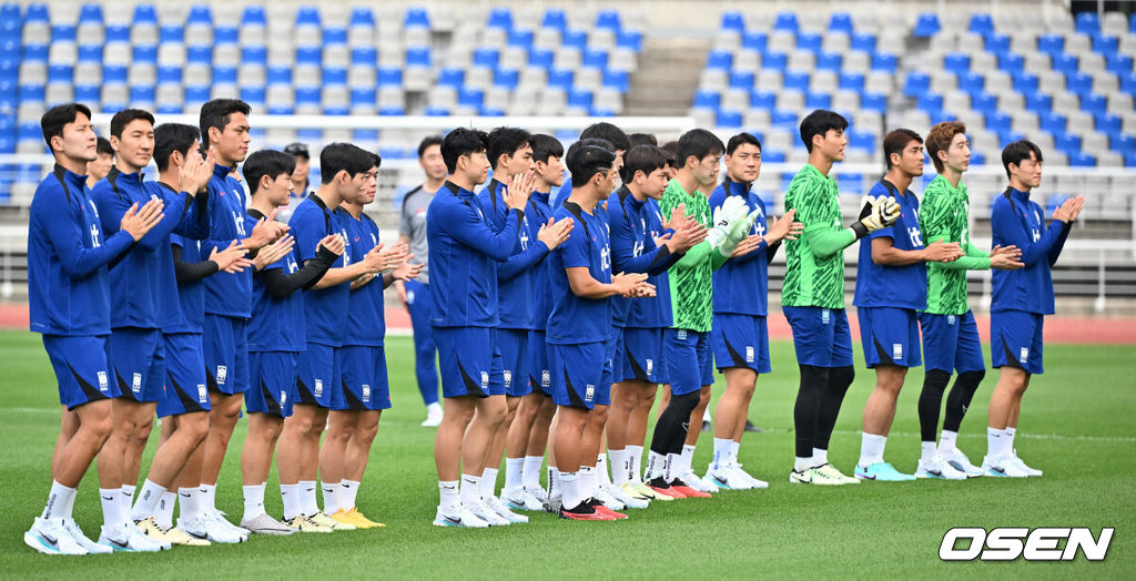 8일 오후 경기도 고양시의 고양종합운동장 주경기장에서 김도훈 임시 감독이 이끄는 한국 축구 대표팀이 오픈 트레이닝을 가졌다.싱가포르를 대파하고 2026 북중미 월드컵 아시아 3차 예선 진출을 확정한 축구 국가대표팀이 11일 중국전 준비에 나선다.한국 축구대표팀 선수들이 축구팬들에게 인사를 하고 있다. 2024.06.08 / rumi@osen.co.kr