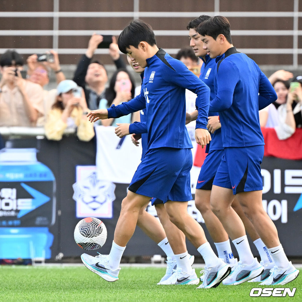 8일 오후 경기도 고양시의 고양종합운동장 주경기장에서 김도훈 임시 감독이 이끄는 한국 축구 대표팀이 오픈 트레이닝을 가졌다.싱가포르를 대파하고 2026 북중미 월드컵 아시아 3차 예선 진출을 확정한 축구 국가대표팀이 11일 중국전 준비에 나선다.한국 축구대표팀 황인범이 훈련을 하고 있다. 2024.06.08 / rumi@osen.co.kr