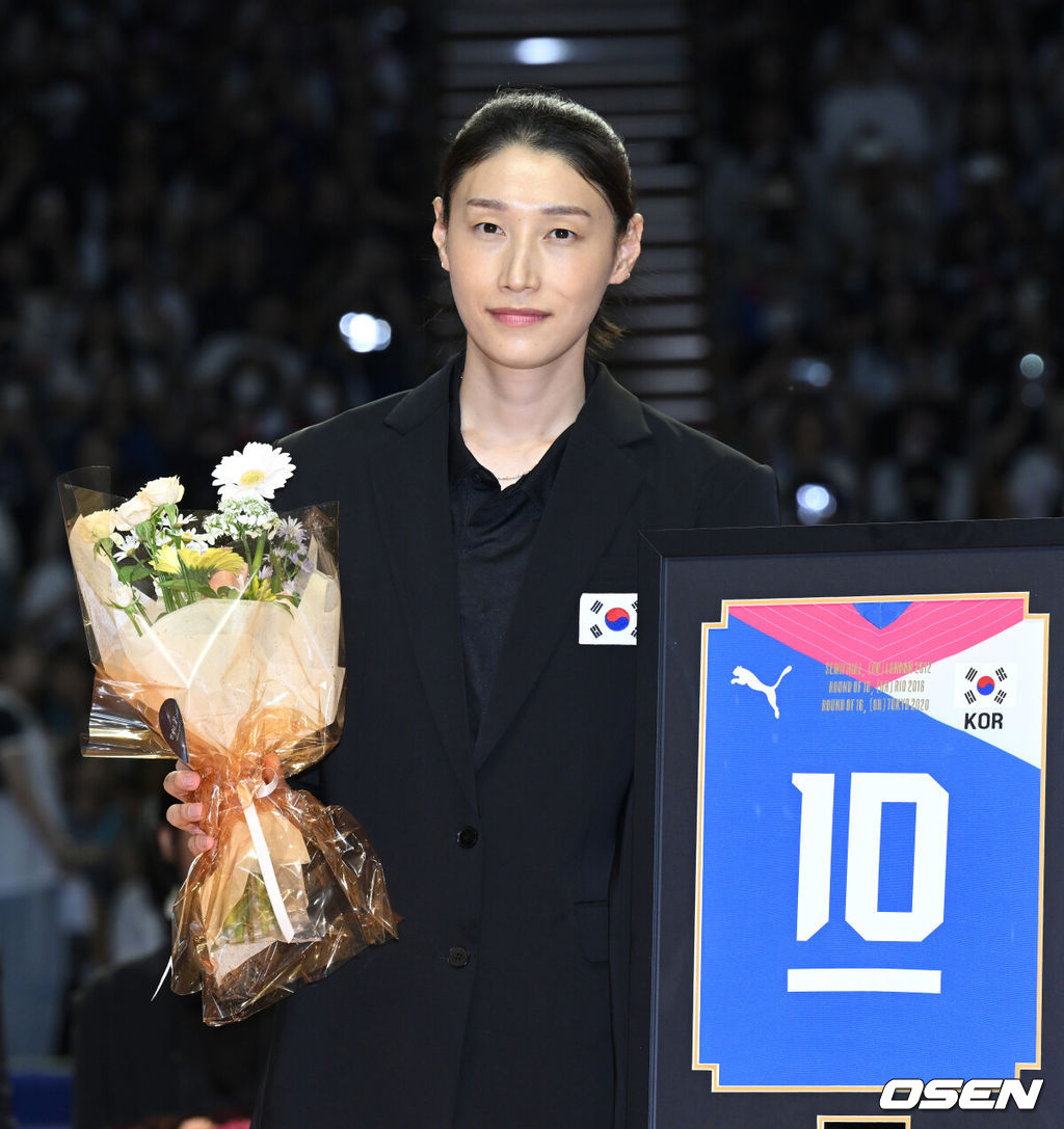 배구여제 흥국생명 핑크스파이더스 김연경(36)이 국가대표 은퇴경기를 승리로 장식했다. 김연경은 8일 서울 잠실실내체육관에서 열린 ‘KYK NVITATIONAL 2024’ 김연경 국가대표 은퇴경기에서 팀 대한민국 소속으로 출전해 70-60으로 승리했다. 경기 종료 후 진행된 국가대표 은퇴식에서 기념패를 받은 김연경이 기념촬영을 하고 있다. 2024.06.08 /sunday@osen.co.kr