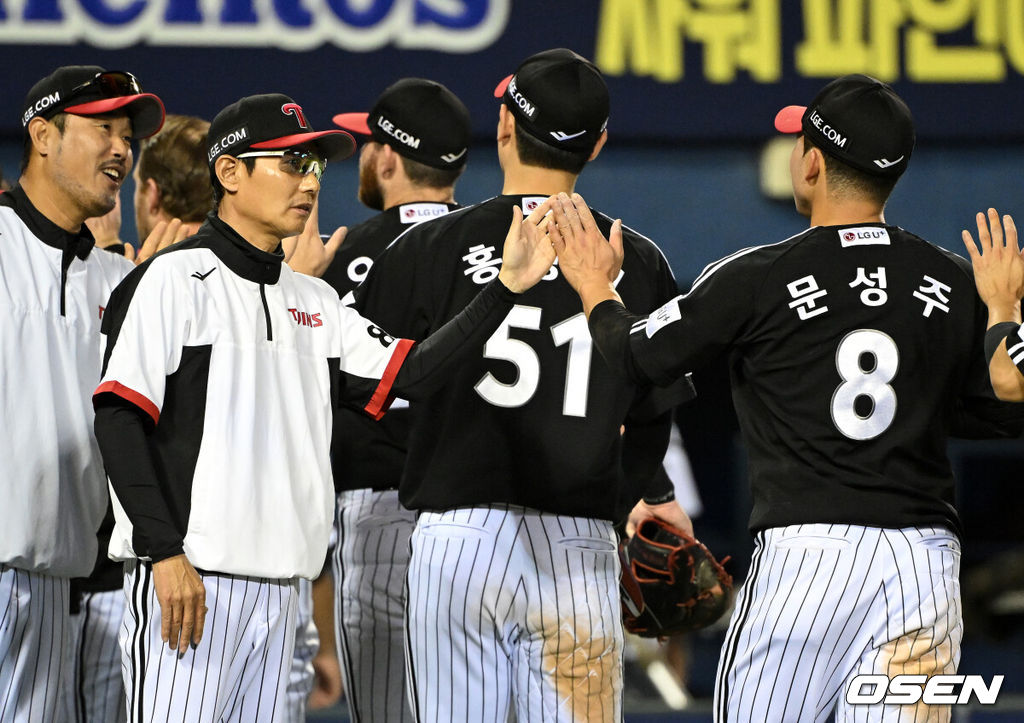 LG 염경엽 감독이 경기 후 홍창기, 문성주와 승리의 기쁨을 나누고 있다. 2024.05.31 /sunday@osen.co.kr