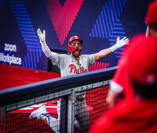 필라델피아 브라이스 하퍼가 9일(한국시간) MLB 월드투어 런던시리즈에서 홈런을 치고 난 뒤 축구 선수처럼 세리머니를 펼치고 있다. /필라델피아 필리스 SNS