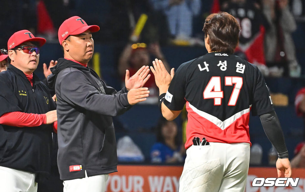 30일 창원NC파크에서 2024 신한 SOL 뱅크 KBO 리그 NC 다이노스와 KIA 타이거즈의 경기가 열렸다. 5연패에 빠진 NC는 키움 김휘집을 트레이드 해 영입했고 이날 선발로 NC 다이노스가 김시훈을 내세워 6연패를 탈출을 시도한다. KIA는 최근 4경기 연속 5이닝 이상을 소화하며 선발로 자리잡은 황동하가 마운드에 올라와 시리즈 스윕을 노린다.KIA 타이거즈 이범호 감독이 NC 다이노스에 11-2로 승리, 스윕승을 올리고 나성범과 하이파이브를 하고 있다. 2024.05.30 / foto0307@osen.co.kr